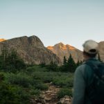 Wanderpfad mit Bergen im Hintergrund am Morgen mit Nebel