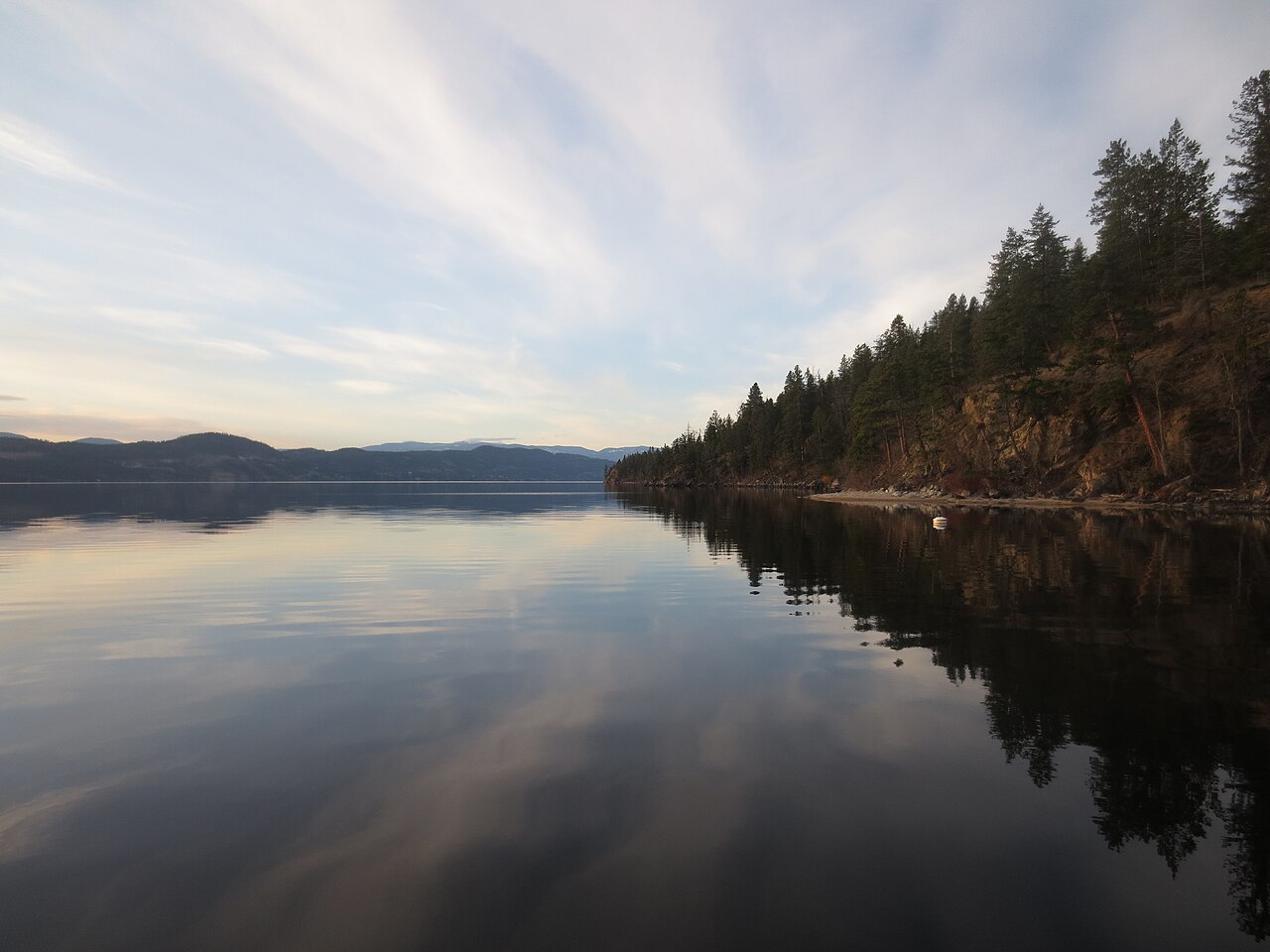 calm lake reflection (foto: Extemporalist / CC0, Wikimedia Commons)