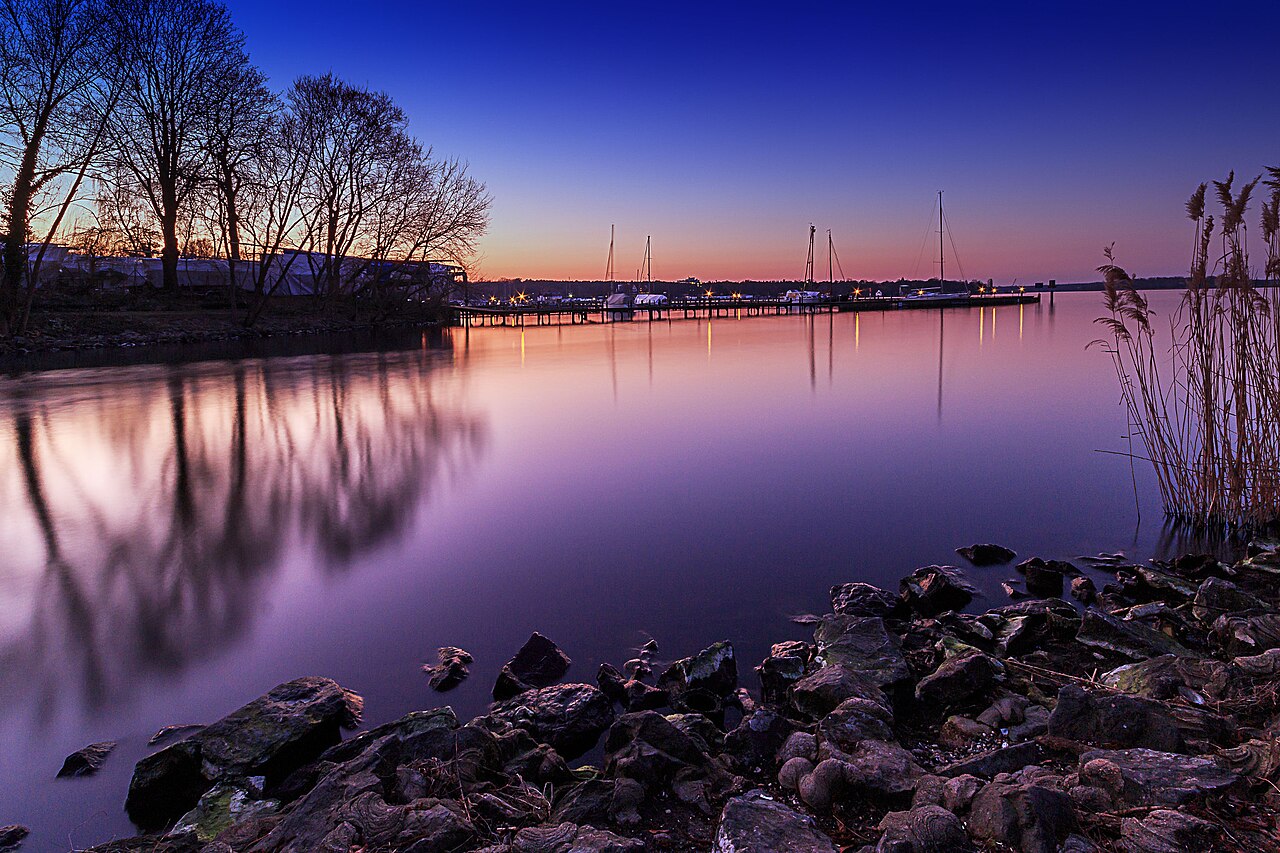yoga meditation sunset (foto: Alex Pj / CC BY 3.0, Wikimedia Commons)