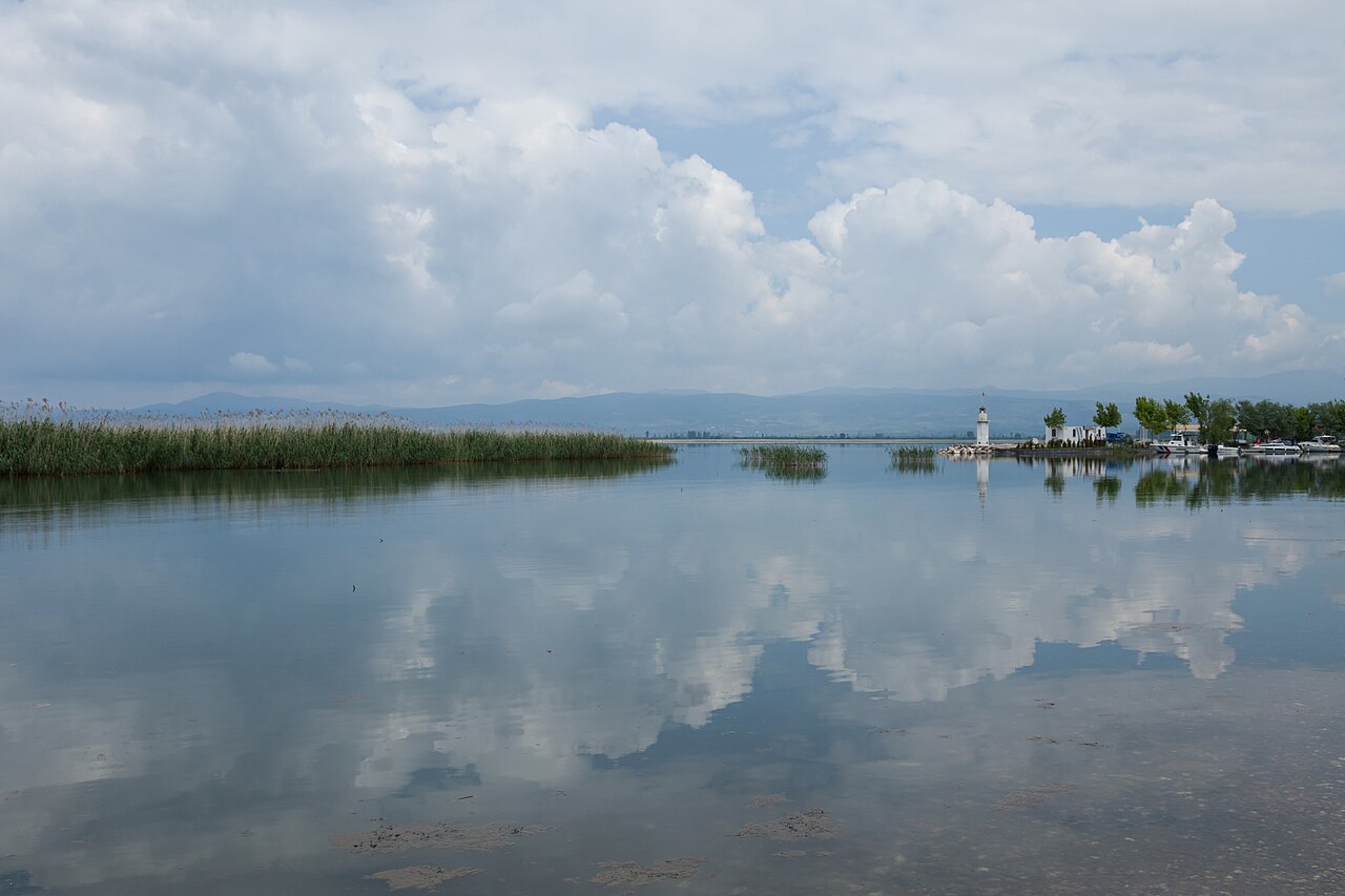 calm lake reflection (foto: Linda M Caldwell / CC BY-SA 4.0, Wikimedia Commons)