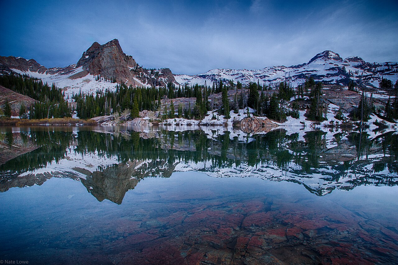 calm lake reflection (foto: Intermountain Forest Service, USDA Region 4 Photography / Public domain, Wikimedia Commons)