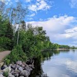 calm lake reflection (foto: Hamna Kaleem 001 / CC BY-SA 4.0, Wikimedia Commons)