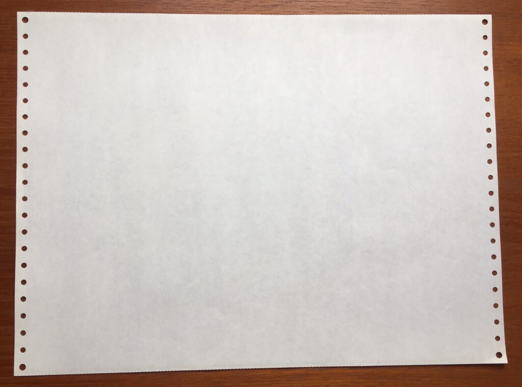 Ausgef&uuml;lltes Formular mit Kugelschreiber liegt auf einem Schreibtisch neben einer Brille