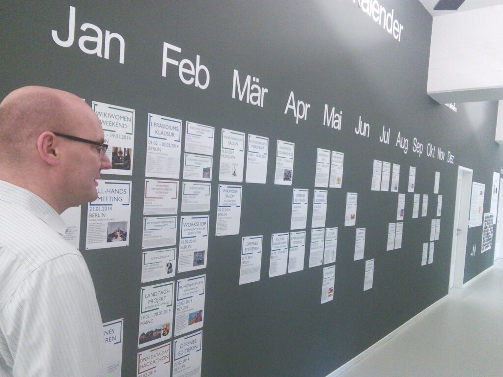 Wochenkalender an einer B&uuml;rowand mit handschriftlich markierten Tagen