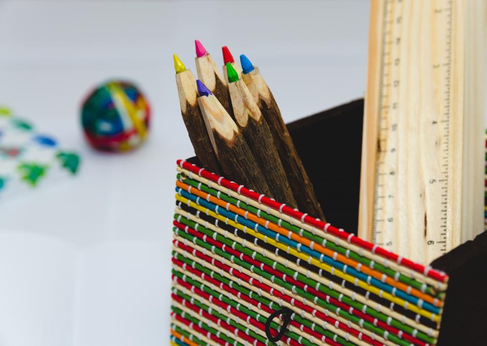 Lineal, Bleistift und ein leeres Blatt Papier liegen ordentlich nebeneinander